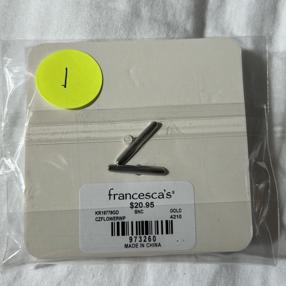 NWT Francesca’s Lily CZ Adjustable Flower Ring - Picture 4 of 4